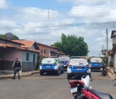 Suspeito de furtar velas em cemitério esfaqueia dois policiais no Piauí