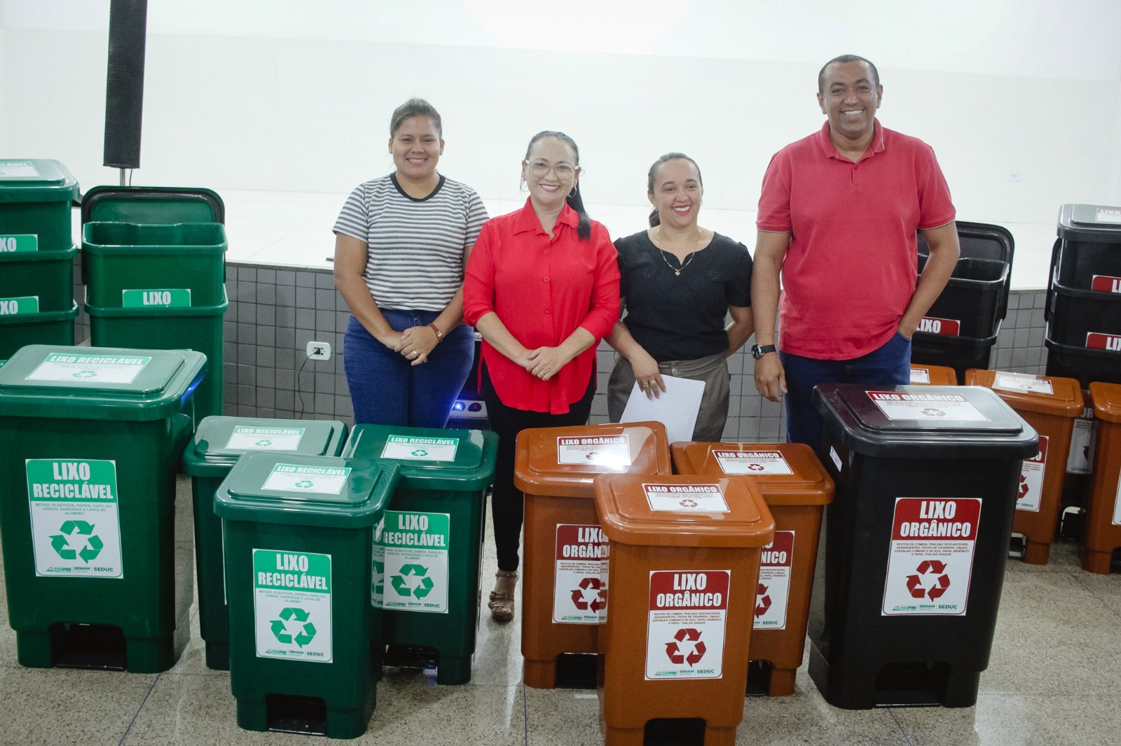 Prefeitura de Piripiri distribui mais de 200 lixeiras para escolas municipais