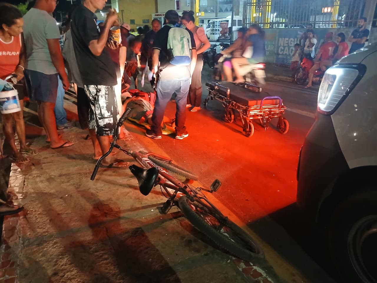 Mulher fica ferida em colisão entre carro e moto em Piripiri