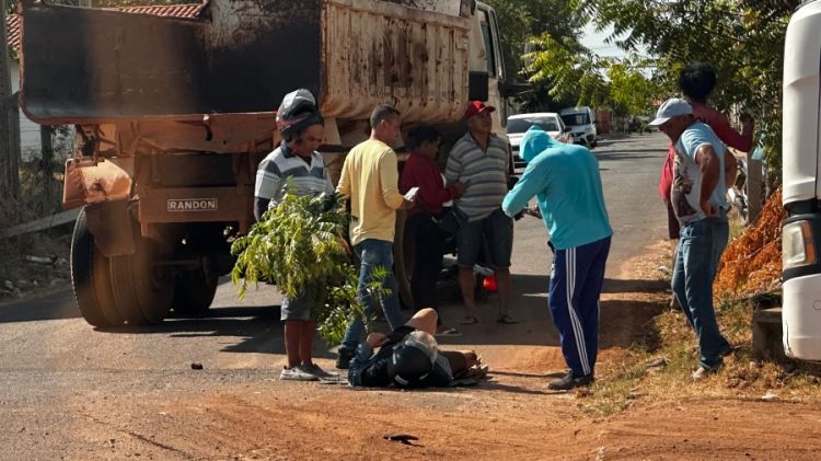 Motociclista fica ferida após colisão com caçamba na BR-343 