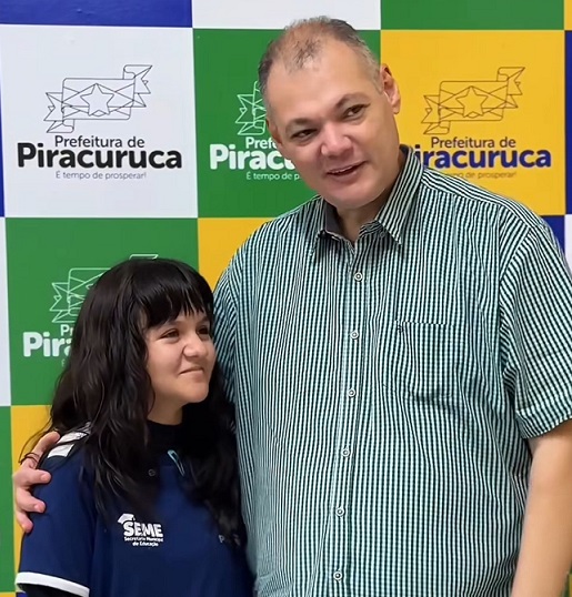 Prefeito Marcelo Jatobá homenageia aluna campeã de Olimpíada Nacional