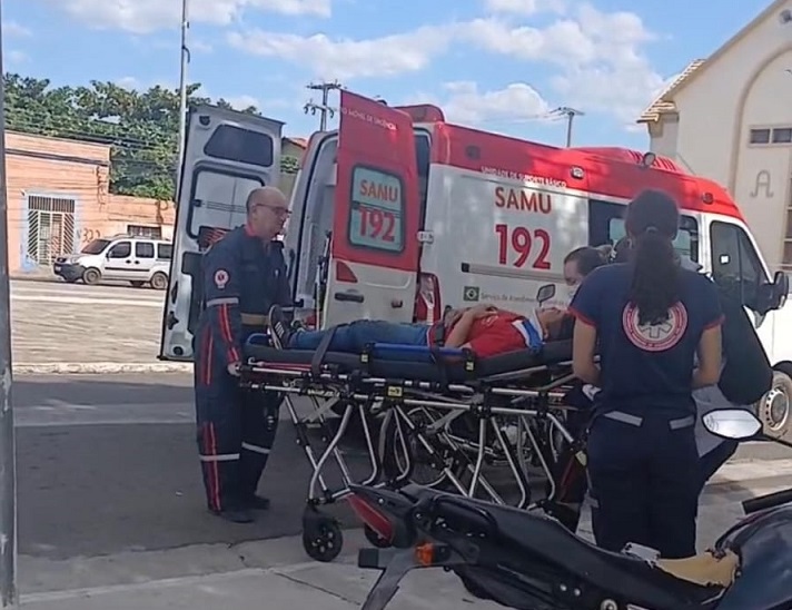 Mulher fica ferida após cair de moto no Centro de Piripiri