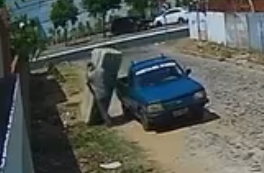 Morador denuncia homem que jogou móvel velho em rua de Piripiri