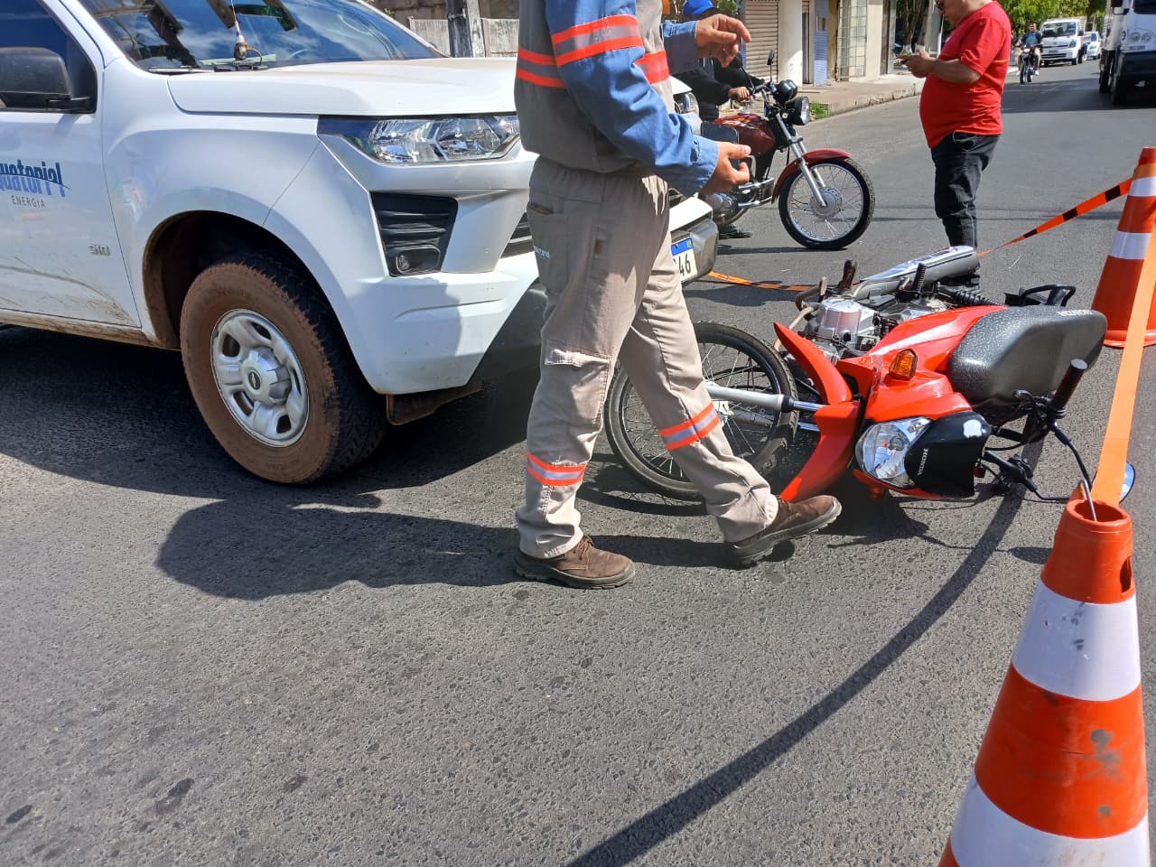 Colisão entre carro da Equatorial e moto é registrada em Piripiri