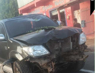 Motorista perde controle de Hilux e colide com árvore