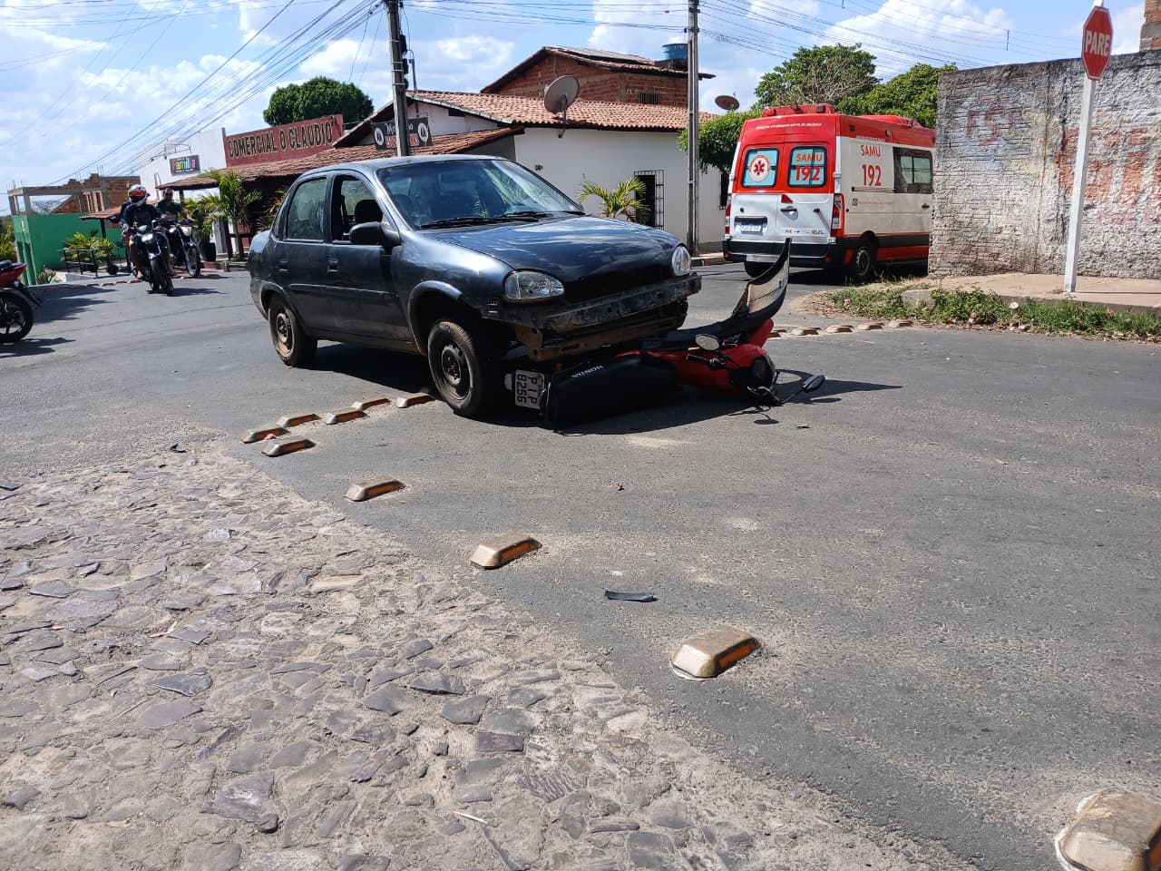 Acidente entre carro e moto deixa jovem ferido no bairro Recreio, em Piripiri