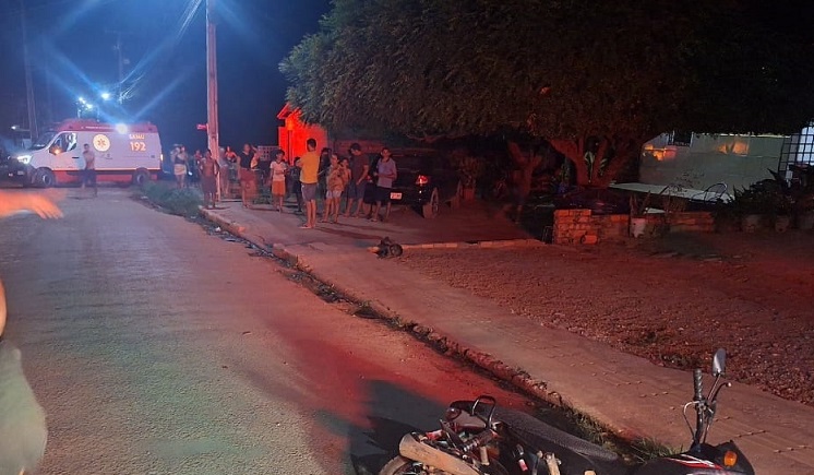 Mulher fica ferida após colisão entre carro e moto