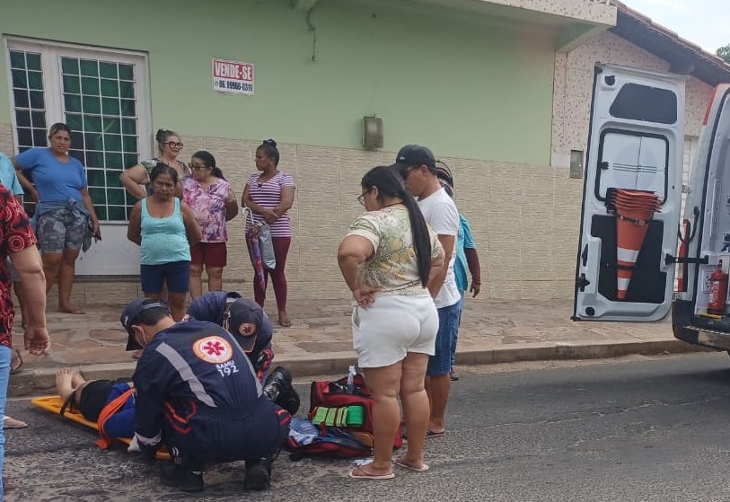 Mulher fica ferida após cair de moto no bairro Paciência, em Piripiri