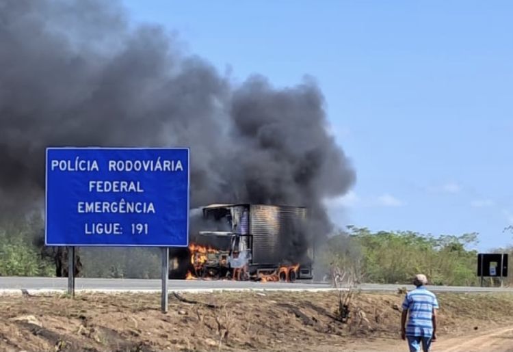 Caminhão com carga de bananas fica destruído após pegar fogo na BR-343