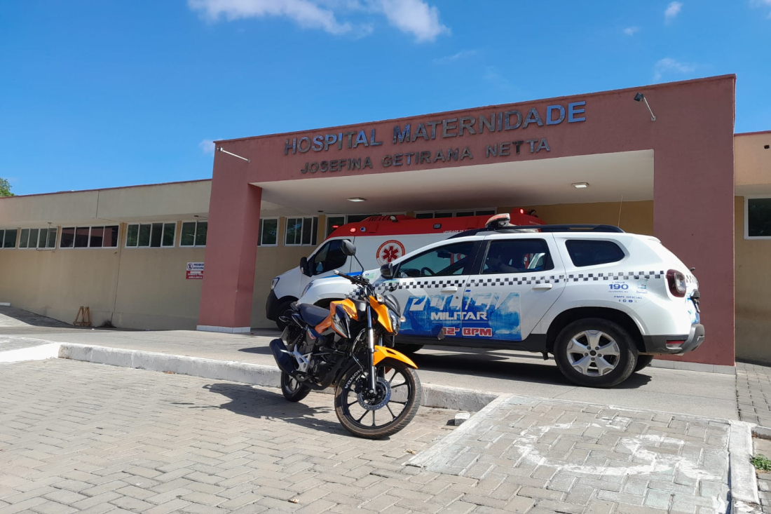 Homem fica ferido ao colidir moto em trator