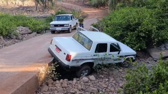 Veículo com professores sofre acidente no Rio dos Matos