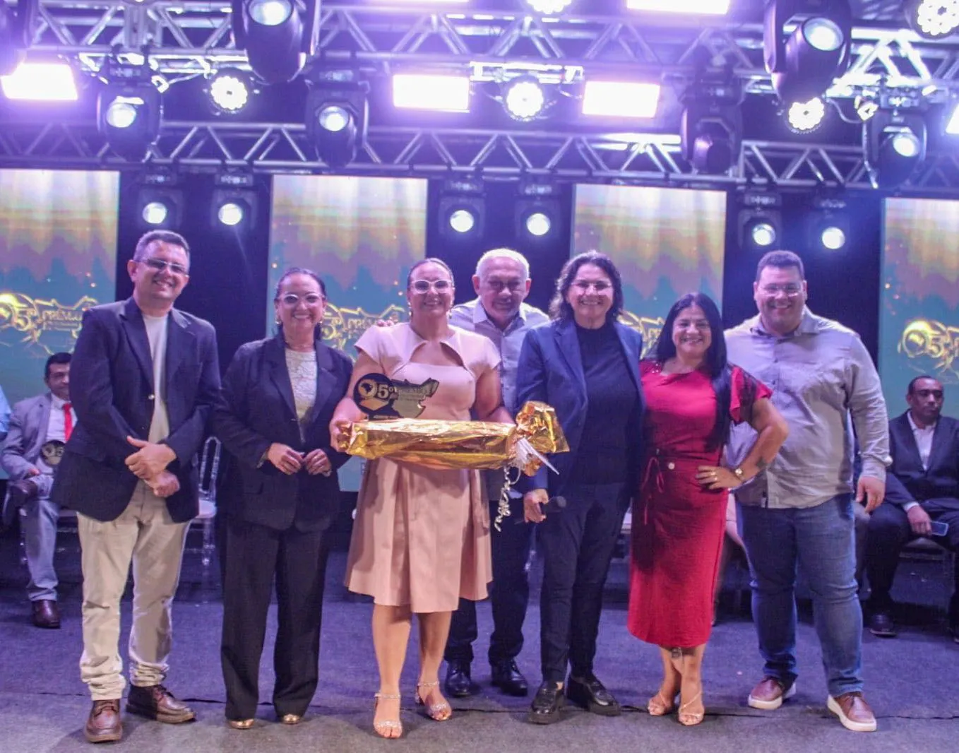 Professora Layane Maria recebe prêmio de destaque na educação em Piripiri