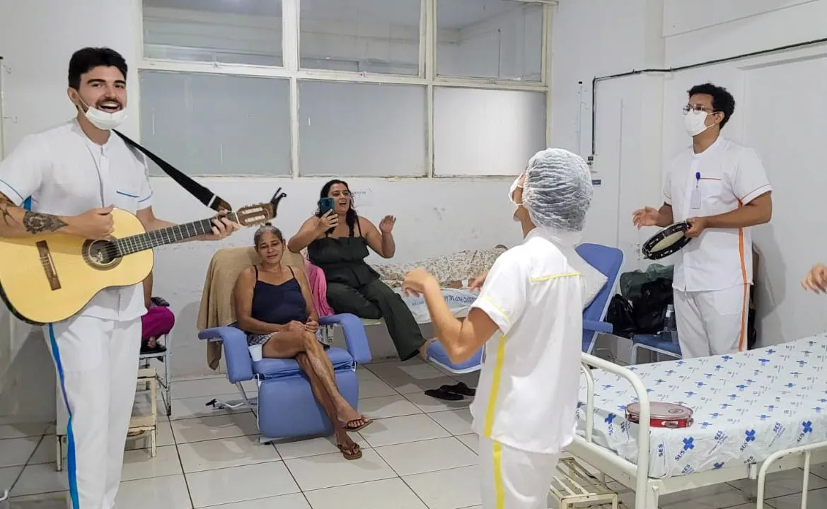 Estudantes da Chrisfapi promovem ação musical na Ortopedia do HRCR
