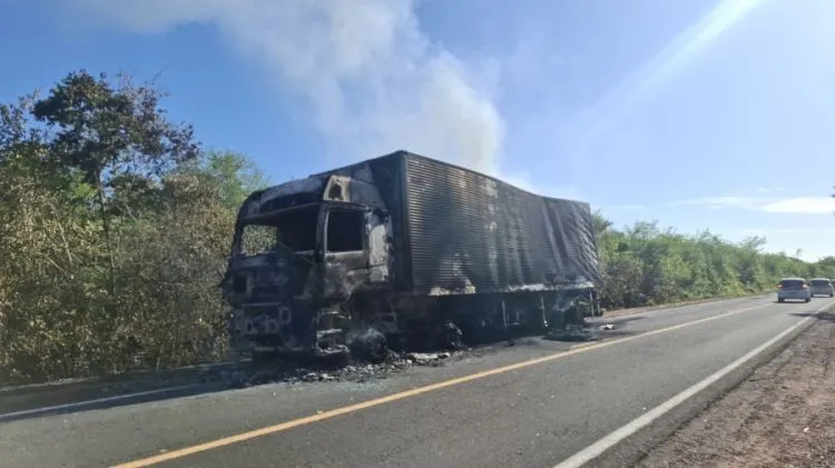 Veículo pega fogo e fica destruído no PI; dono não foi localizado