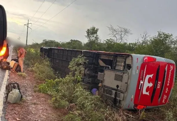Ônibus tomba após motorista ser ofuscado por farol alto no Piauí