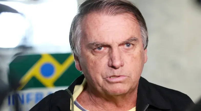 Moraes decreta cumprimento da pena de 27 anos de Bolsonaro