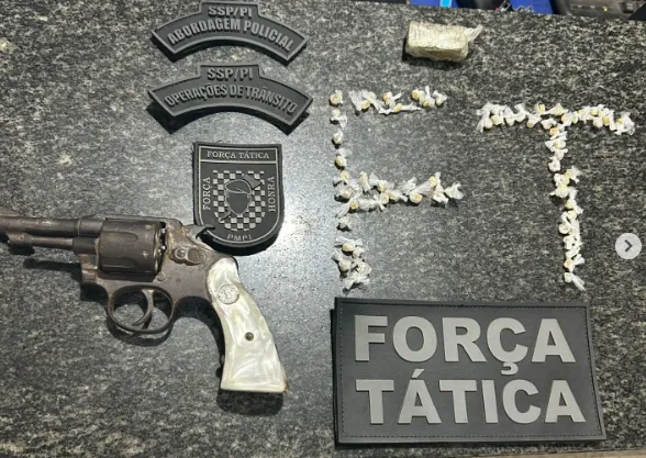 Perseguição termina com casal detido com drogas e revólver em Piripiri