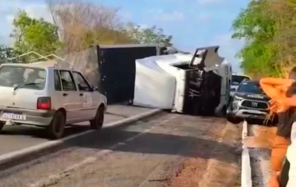 Tombamento de caminhão interdita BR-343 e causa congestionamento de 2 km