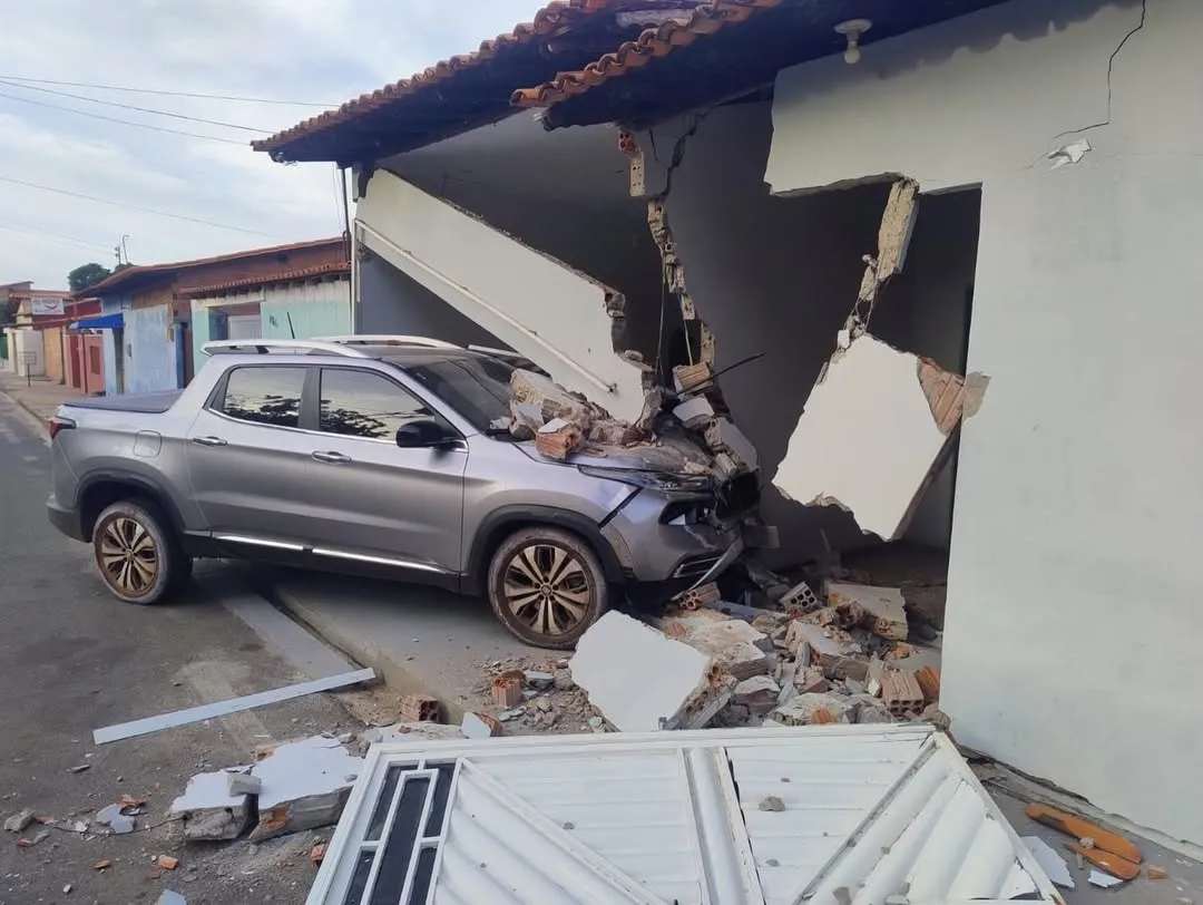 Carro invade e danifica residência de vice-prefeito no Piauí
