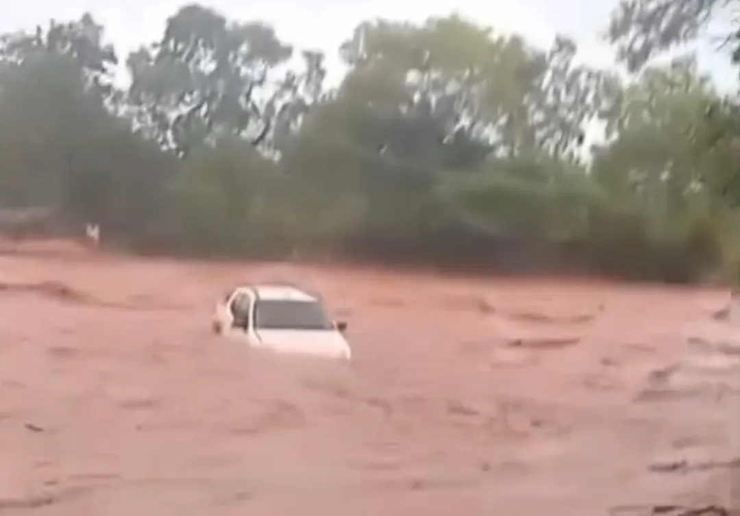 Carro de professor é arrastado por enxurrada após fortes chuvas no Piauí