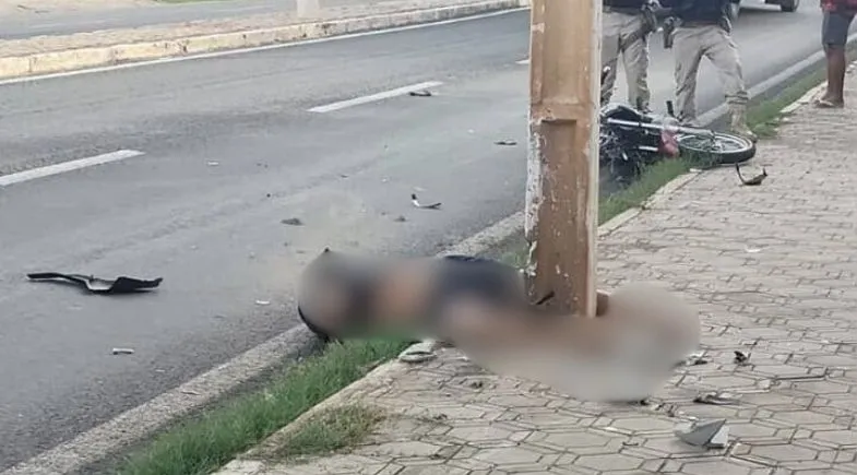 Jovem morre após perder controle da motocicleta e colidir contra poste na BR-343