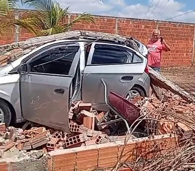 Redemoinho derruba muro, portão e danifica veículo no Piauí