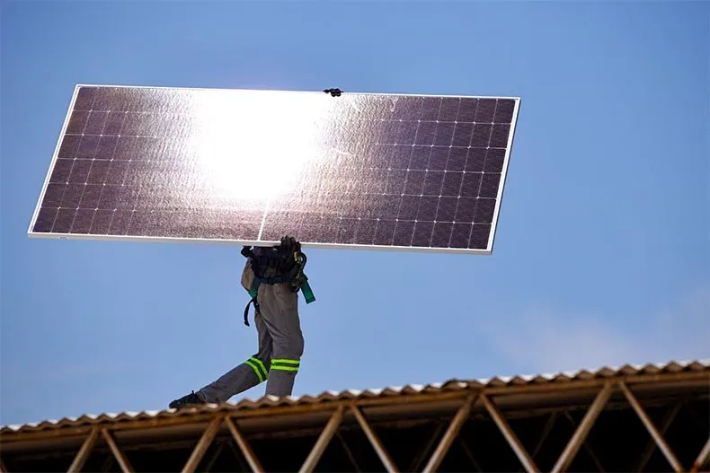 Justiça suspende ICMS da energia solar e aponta descumprimento de liminar no PI