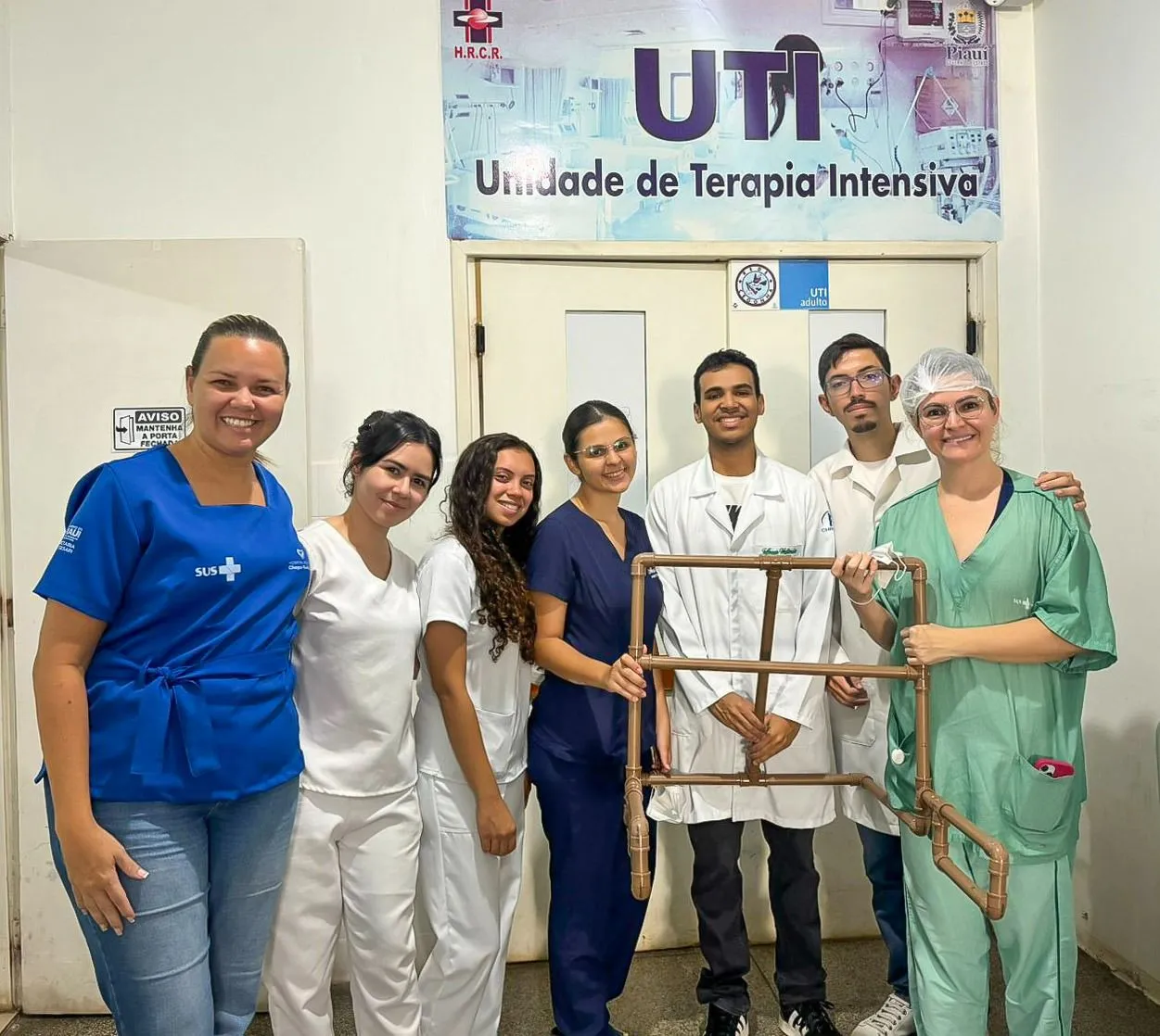 HRCR recebe cadeiras de PVC feitas por alunos da Chrisfapi