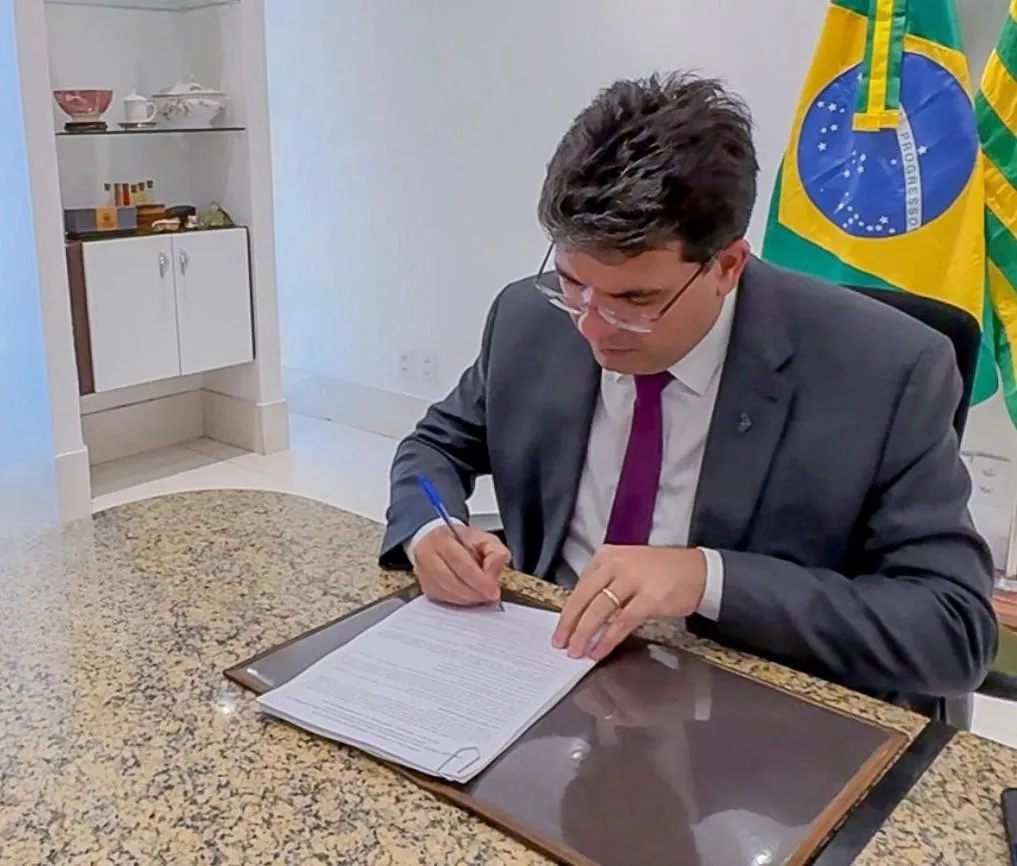 Governador anuncia concurso com 4 mil vagas para professor da rede estadual 
