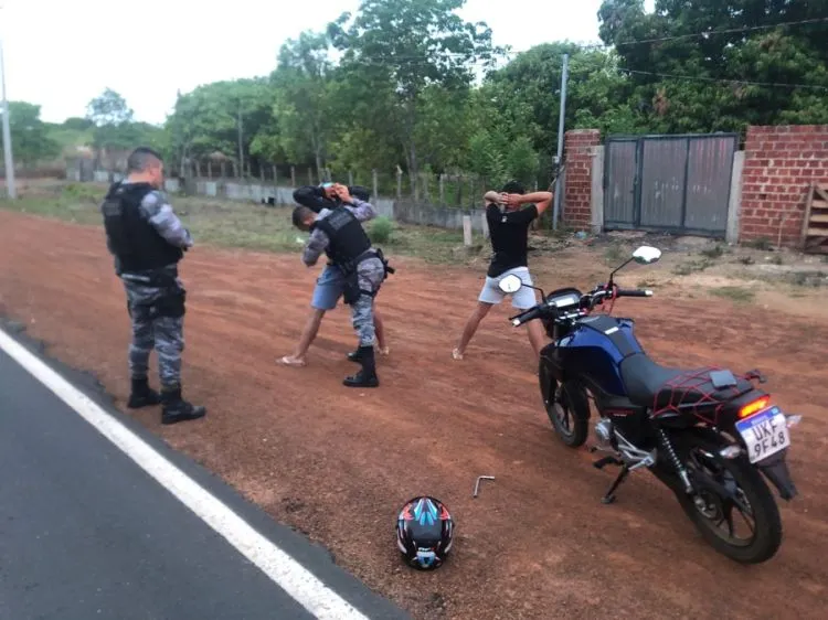 Dupla é detida pela PM após manobra de "grau" na PI-115