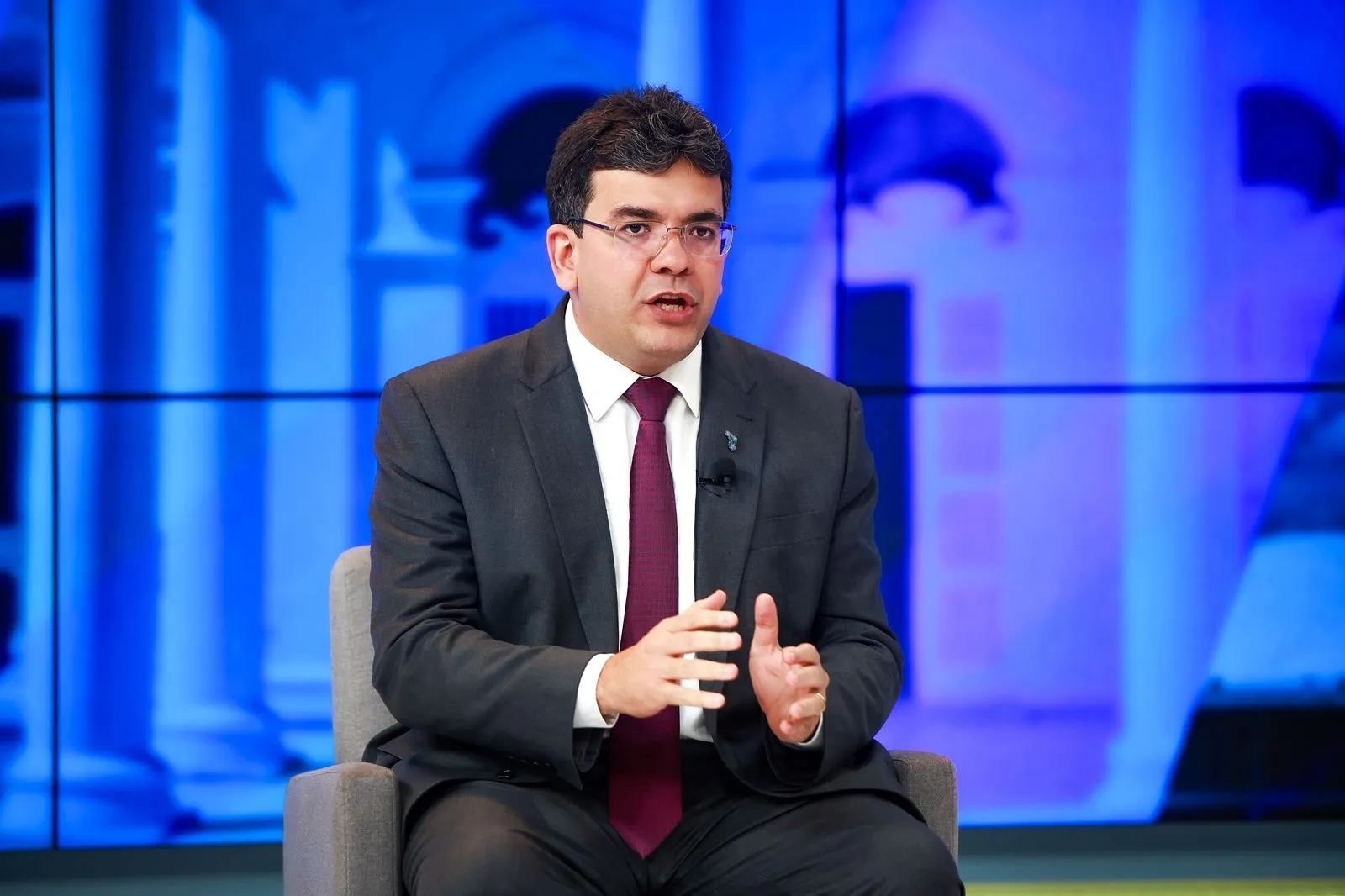 Governador anuncia a saída de Washington da Seduc em meio a debate sobre vice