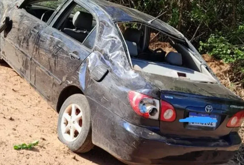 Carro tomba após desviar de animais na PI-477 entre Piripiri e Pedro II