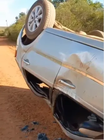 Carro capota na zona rural de Lagoa de São Francisco