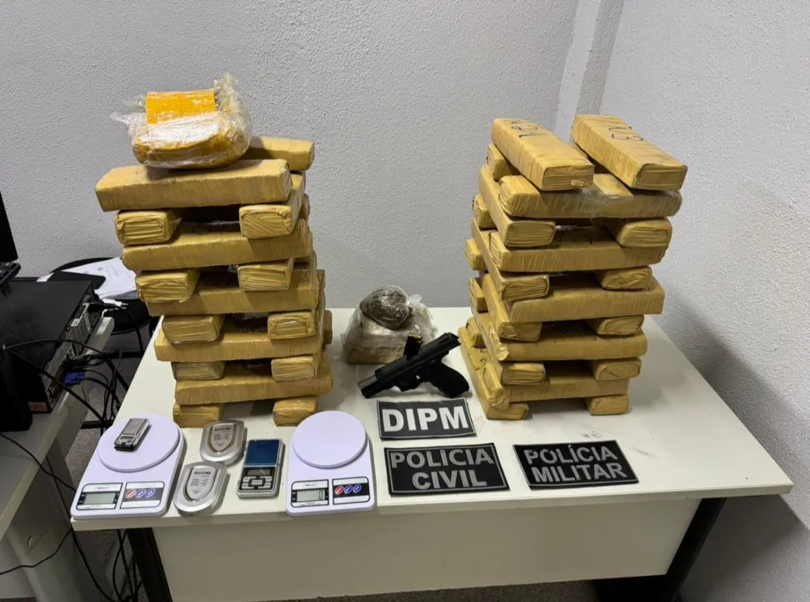 Polícia Civil apreende quase 45kg de drogas e arma de fogo