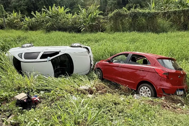 Dois carros caem em ribanceira após colisão na BR-343