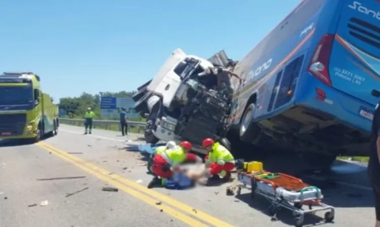 Colisão entre caminhão e ônibus deixa 11 mortos na BR-116