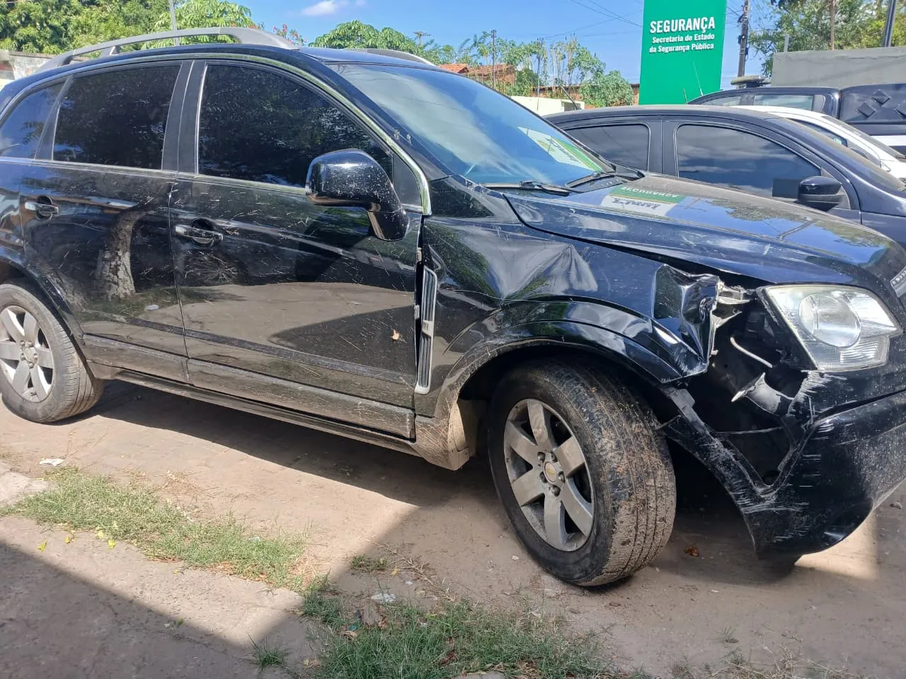 Veículo invade residência e derruba muro no bairro Estação, em Piripiri