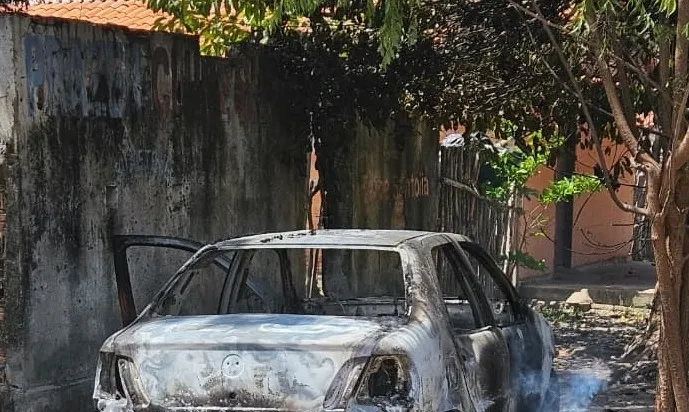 Homem é preso por ameaçar mulher e tem carro incendiado
