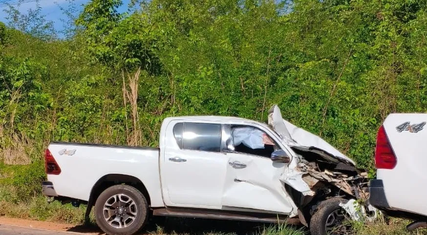 Acidente entre Hilux e caminhão é registrado na PI-213