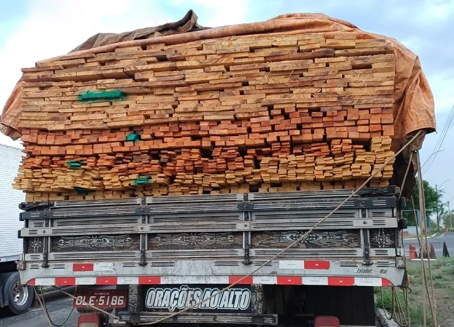 PRF apreende caminhão com carga irregular de madeira na BR-222