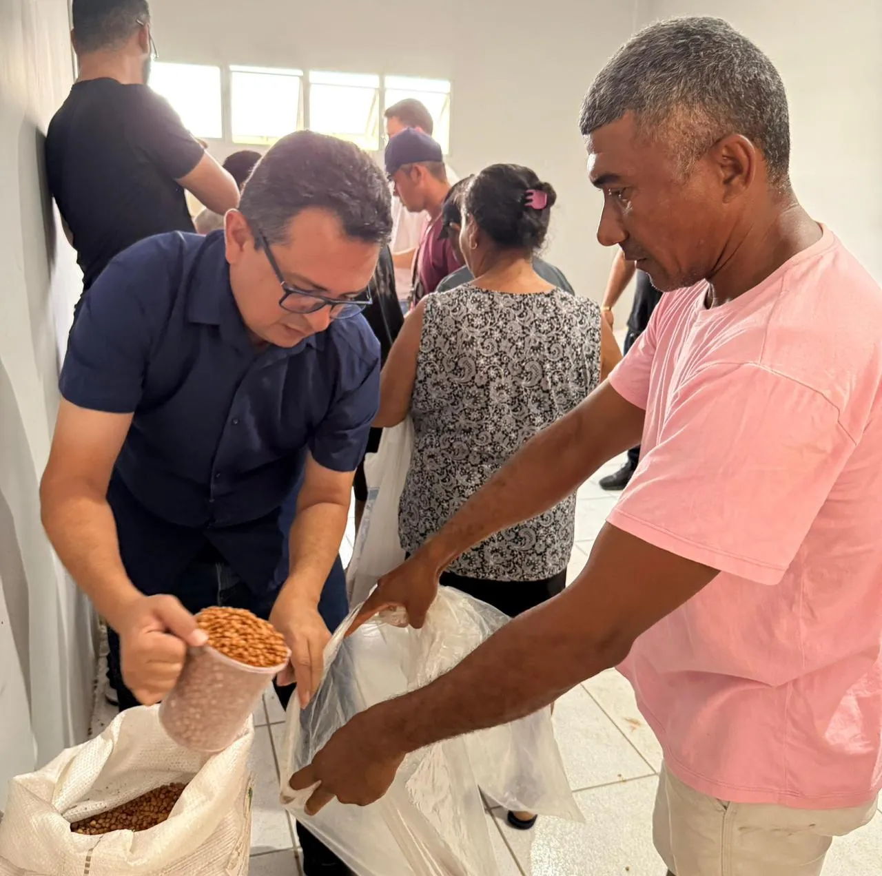 Neto da Chrisfapi participa da entrega de sementes para agricultores em Piripiri