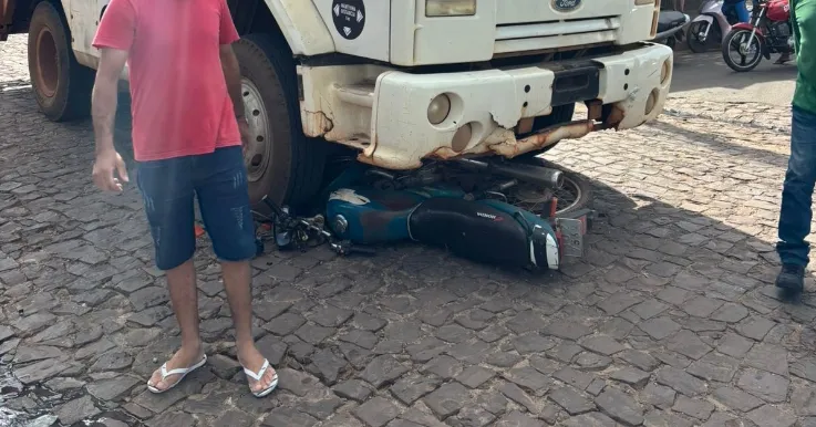 Motociclista fica ferido após colisão com caminhão coletor de lixo