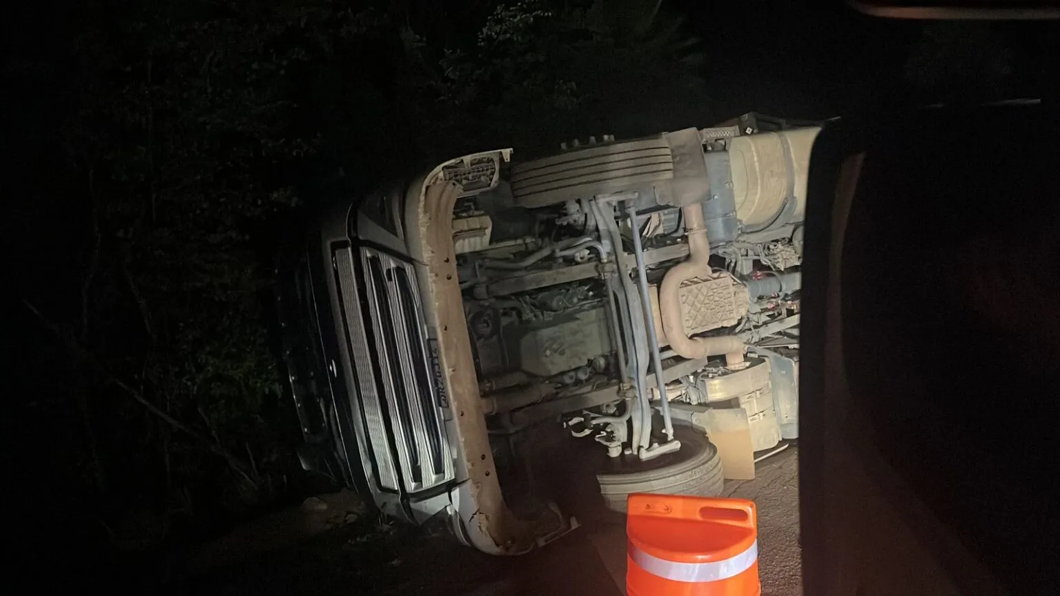 Carreta tomba em trecho em obras da BR-222