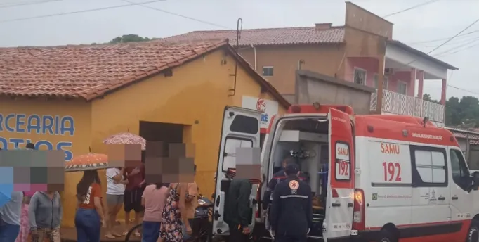Motociclista fica ferida após colisão com carro em cruzamento