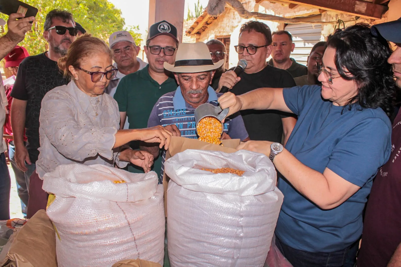 Prefeitura de Piripiri distribui  sementes a agricultores da zona rural