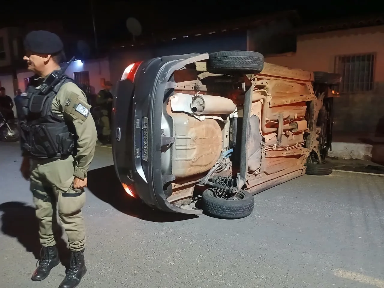 Motorista perde controle do carro, capota e atinge motocicleta em Pedro II