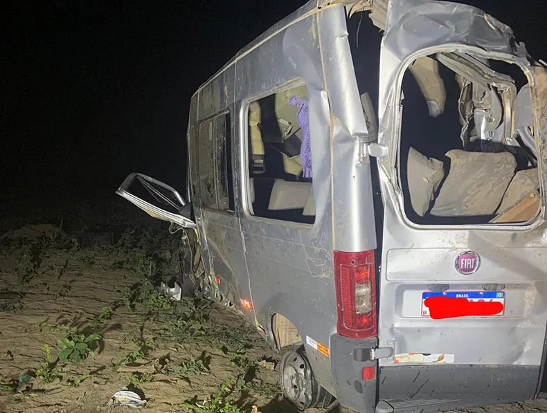 Três pessoas morrem em grave acidente entre van, picape e moto no Piauí