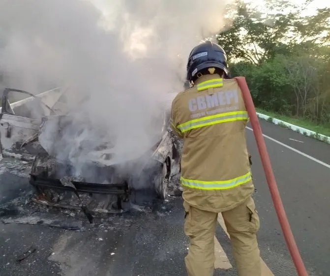 Carro pega fogo após colisão com caminhão na BR-230 no PI