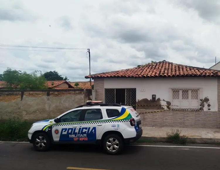 Professor de 60 anos é encontrado morto com marcas de agressão dentro de casa