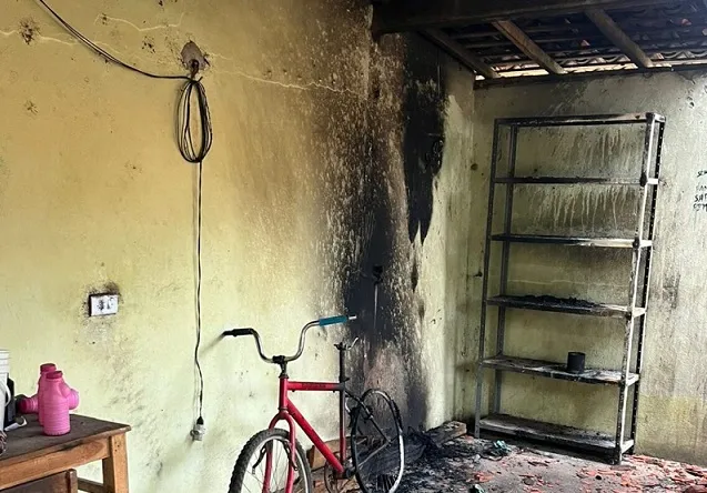 Homem morre carbonizado em incêndio dentro de casa